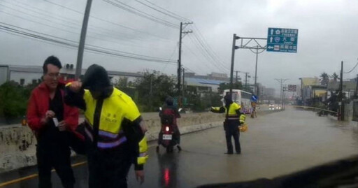 醫院在眼前！外科醫搭Uber趕手術遇淹水 暖警護駕「渡河」抵達