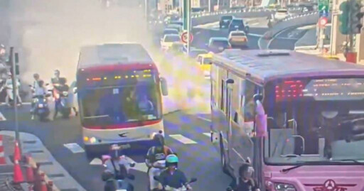 北市中正橋公車突冒大量白煙 乘客嚇壞急疏散