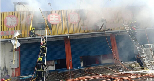 玉里鎮超市凌晨大火！傳出陣陣爆炸聲響 31輛消防車出動救援