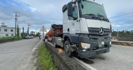 高樹大橋驚魂一幕！74歲老翁騎機車遭砂石車撞擊 當場死亡