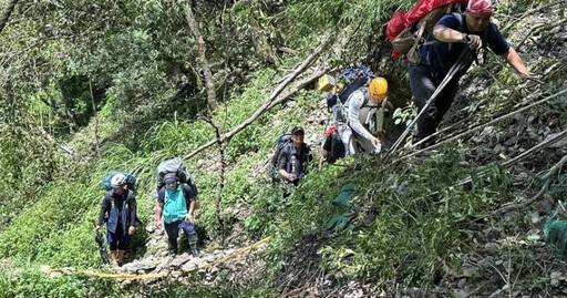 2男1女登山客「颱風前縱走南二段」罹難 3人疊在一起家屬哀慟跪地
