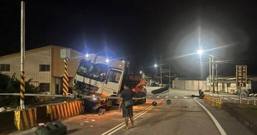 疲勞駕駛釀禍！砂石車凌晨自撞分隔島 鏟倒號誌桿和路燈險撞測速照桿