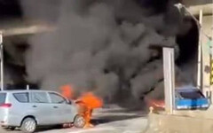 雲林驚傳對撞車禍 油箱破裂兩車「燒成火球」 濃煙直竄天際