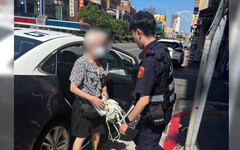 迷途老婦傻在路中間 警耐心引導助返家