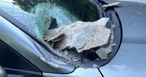台東落石擊落轎車！擋風玻璃「破大洞」 女駕駛驚險逃過一劫