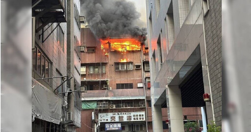 台中市中區公寓大火！頂樓一度陷火海 76歲老婦人平安獲救