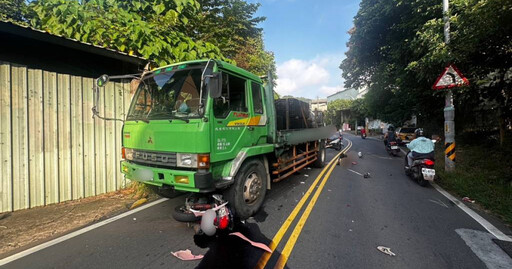 五股大貨車「吞噬」路上機車 騎士卡死輪下「急送醫搶救」