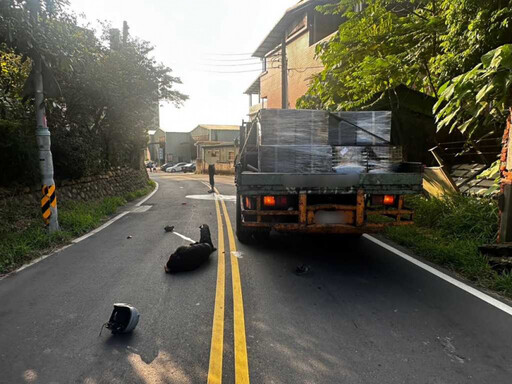 五股大貨車「吞噬」路上機車 騎士卡死輪下「急送醫搶救」