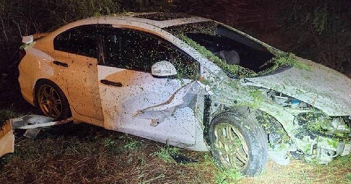 國1高科段轎車自撞分隔島！疑恍神「犁田」 19歲駕駛受傷送醫