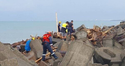 高雄港驚見「乾屍」卡消波塊 海巡緊急打撈遺體身分待查