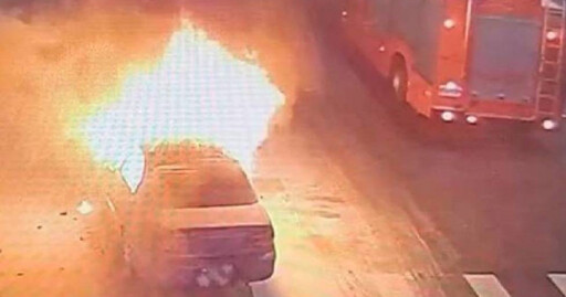 桃園轎車停路中陷火海畫面曝！車主載友下車荒逃 巡邏警直擊救援