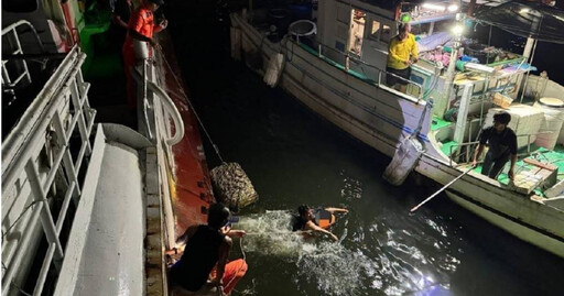 酒醉漁工意識模糊跌落東港海域 海巡人員連夜救援送醫