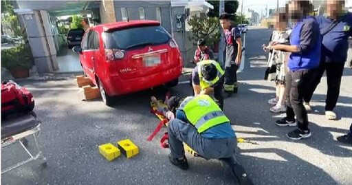 視線死角！台東媳倒車出庫撞倒8旬婆困車底 全身擦挫傷急送醫