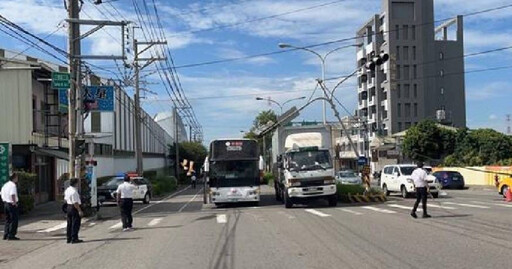 台中貨車勾斷電纜！電動網故障突升起釀禍 害北上車潮一度回堵