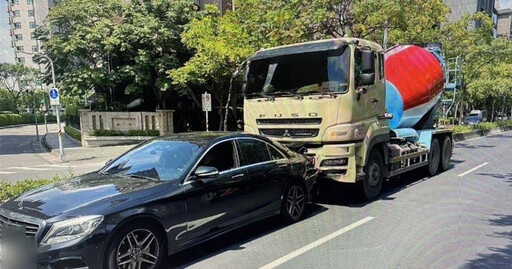 堤頂大道驚見連環車禍！水泥車追尾400萬賓士再撞客車 畫面曝光