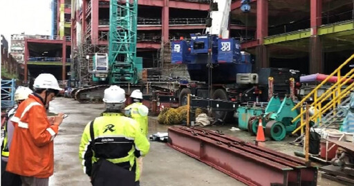 北市午後大雷雨！萬華工地吊車遭雷擊 1人暈厥急送醫