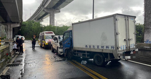 北市小貨車猛撞對向轎車！車頭全毀 3人輕傷送醫