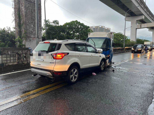 北市小貨車猛撞對向轎車！車頭全毀 3人輕傷送醫