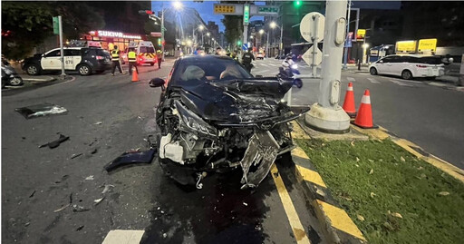 新北蘆洲兩車嚴重相撞 車頭全毀小貨車再波及兩機車