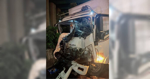 國道1號凌晨車禍！大貨車撞路肩車頭全毀 駕駛困車內消防破拆救援