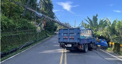 貨車駕駛分心撞斷電線桿受傷送醫 431戶停電8.5小時驚悚畫面曝光