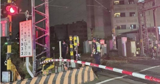 強闖平交道血肉橫飛慘死！高雄男「雙親亡故」警找嘸人認屍