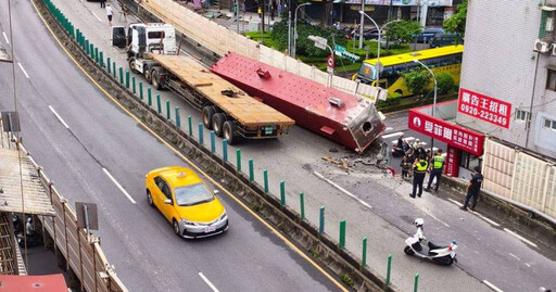 忠孝橋護欄遭聯結車撞毀 36噸鋼條滾落橋下畫面曝！以為大地震