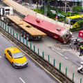 忠孝橋護欄遭聯結車撞毀 36噸鋼條滾落橋下畫面曝！以為大地震