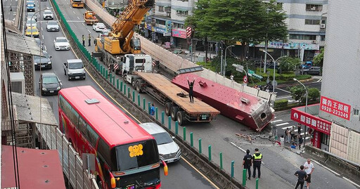 聯結車實習司機第一次載鋼梁撞忠孝橋 行車紀錄器曝光