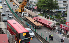 聯結車實習司機第一次載鋼梁撞忠孝橋 行車紀錄器曝光