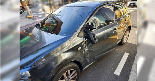 高雄輕軌再曝事故！違規迴轉車輛被輕軌撞毀 車門凹陷未造傷亡