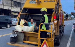 破袋檢查引紛爭！超商店長竟「跳入垃圾車」抗議 他怨：被針對