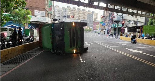 三重驚傳聯結車翻覆意外 駕駛誤判車輛限高自撞涵洞