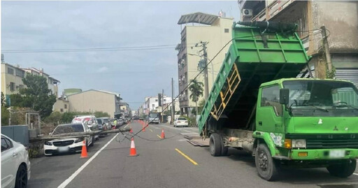 潮州大貨車鋼板卸貨釀禍 電線桿遭扯斷壓毀賓士轎車幸無人受傷