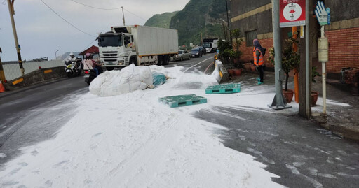 馬路白一片！曳引車駕駛載石灰掉落 濱海公路單線雙向通行