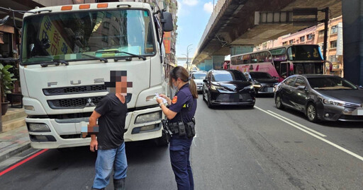 聯結車鋼筋翻覆重創忠孝橋 修復期針對大車警加強取締