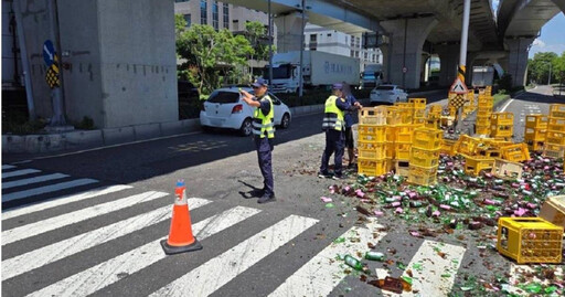 高雄前鎮驚見玻璃瀑布！貨車傾斜貨物洩漏玻璃碎滿地 幸無人受傷