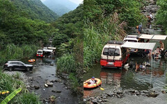 遊客開車「闖入宜蘭溪床」露營戲水 頭城網友氣炸：自私自利