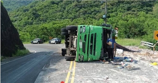 南迴公路驚傳翻車意外 連結車翻覆衝到對向再撞小客車