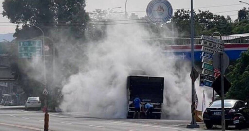 加油站前火燒車！載菜聯結車「右後輪竄火煙」 駕駛驚險急逃