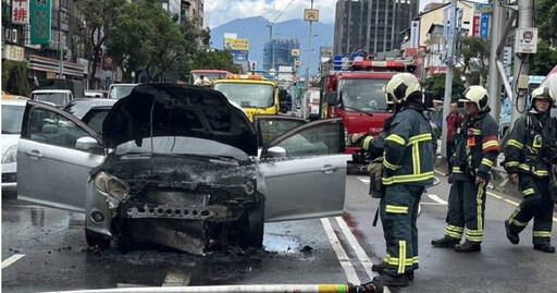 快訊／北市重慶北路三段小客車突起火 警消獲報急撲滅