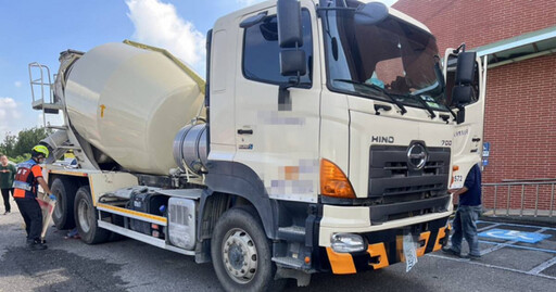 快訊／麻豆監理站代辦員「水泥車前拆車牌」 遭駕駛輾過腦漿溢出慘死