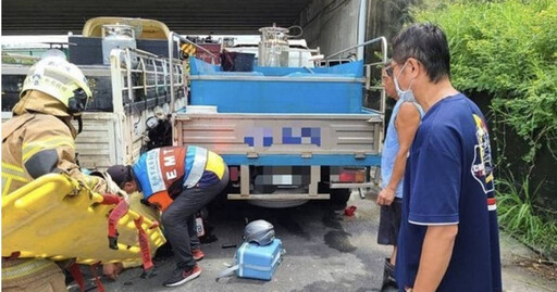 台南離奇車禍！6旬機車騎士被夾在2輛貨車間 多處骨折重傷送醫