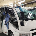 小巴不慎闖入限高地下道！車頂凹陷擋風玻璃碎裂 釀3人輕傷送醫