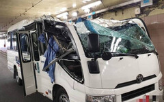 小巴不慎闖入限高地下道！車頂凹陷擋風玻璃碎裂 釀3人輕傷送醫