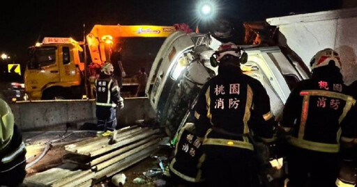 國3大溪匝道死亡車禍！貨櫃車直墜工地翻覆 駕駛OHCA送醫亡