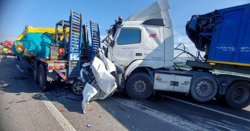 國3驚險車禍！自小客車遭聯結車「夾心餅乾」夾擊 1男一度受困