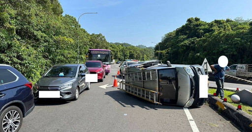 萬芳交流道口自撞翻覆 警到場驚見他酒駕