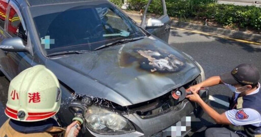 高雄火燒車！轎車行駛中引擎蓋突「發爐」 駕駛聞焦味驚險急逃