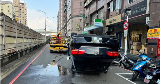 三重78歲婦自撞中興橋翻車 四腳朝天疑陽光刺眼釀禍